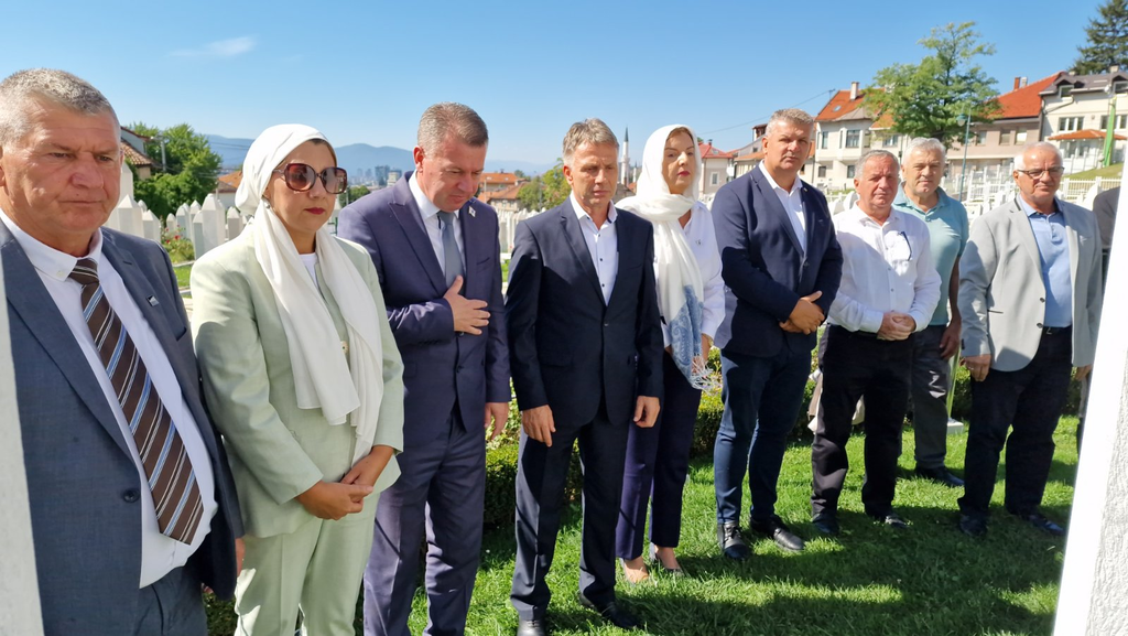 Predstavnici organizacionog odbora za obilježavanje 31. godišnjice 2. Korpusa Armije RBiH položili cvijeće na mezar prvog predsjednika Predsjedništva Republike Bosne i Hercegovine Alije...