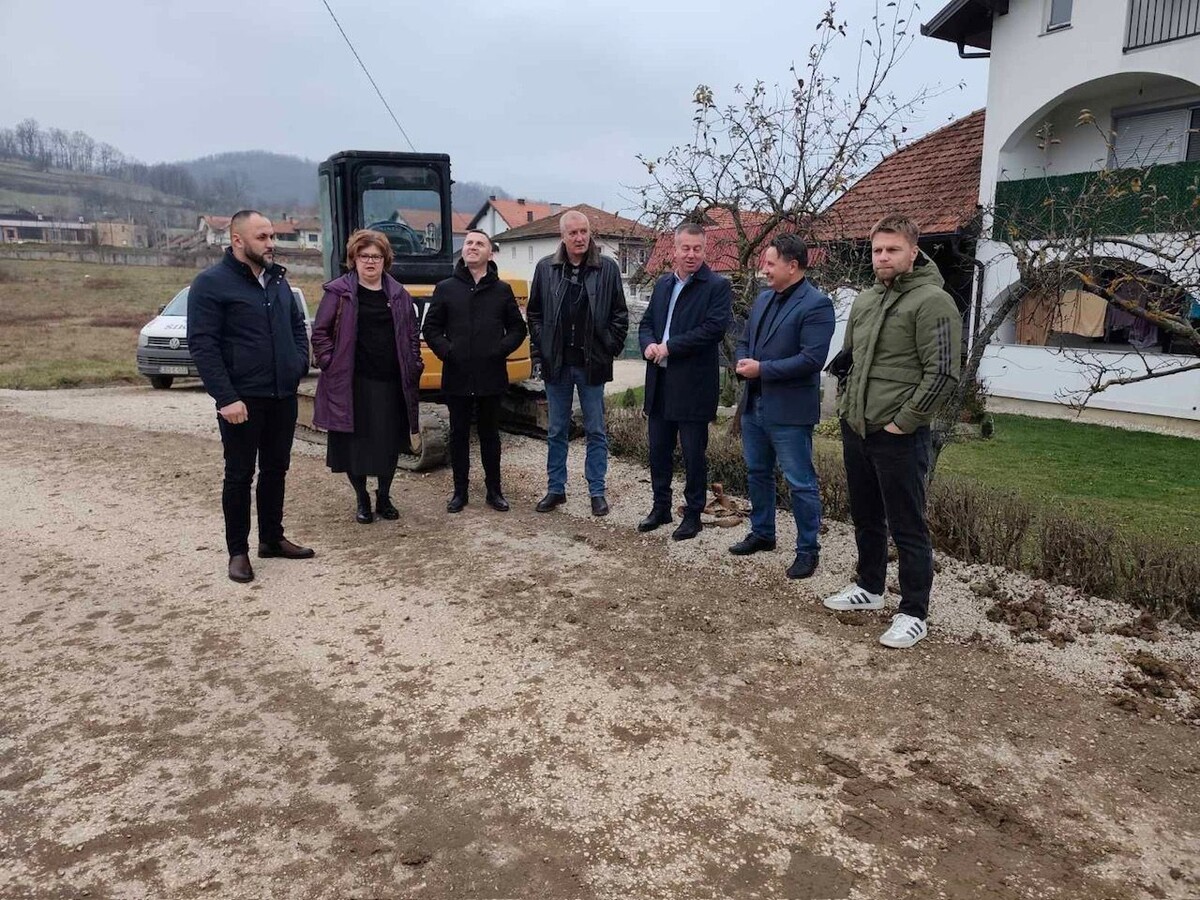 1766502378_694aafead786c