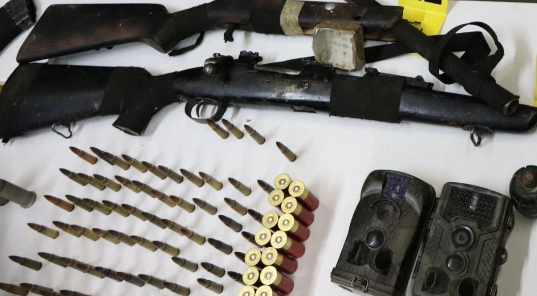 PU Lukavac - Prilikom pretresa na području Lukavca pronađeno oružje i droga