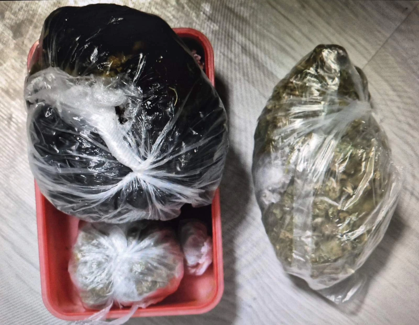 U pretresu stana u Tuzli pronađeni novac i droga, uhapšena jedna osoba